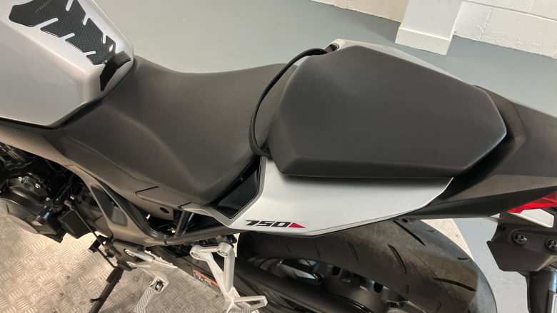 Honda CB750 Hornet (25MY)